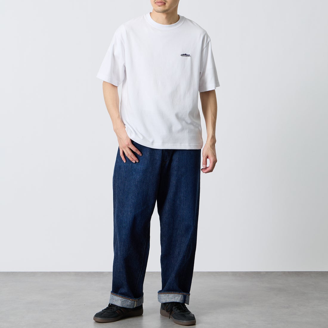 THOUSAND MILE [サウザンド マイル] ヒストリーロゴ バックプリント ショートスリーブTシャツ [TM261TC00480] 01 WHITE &&モデル身長：168cm 着用サイズ：M&&