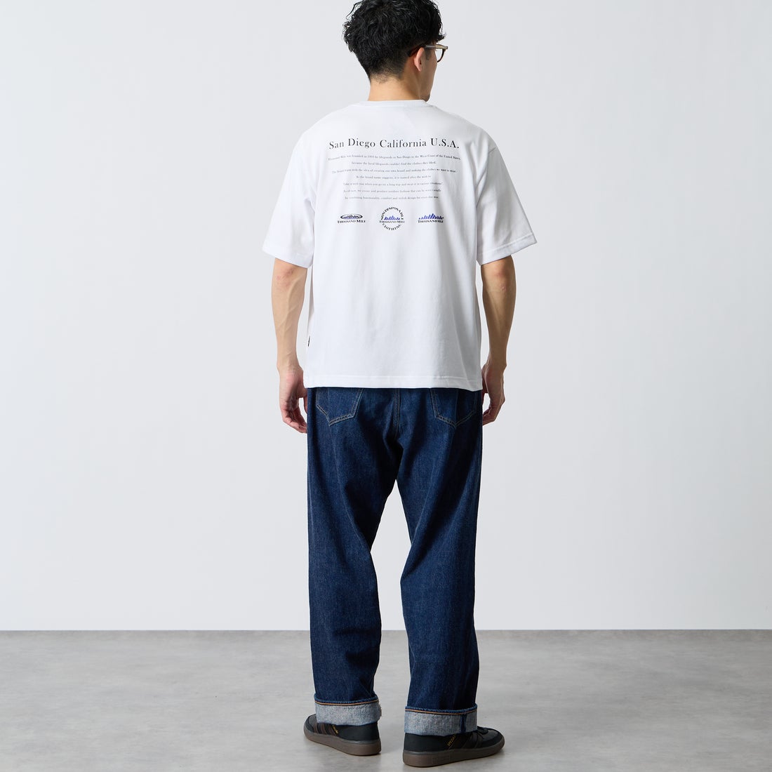 THOUSAND MILE [サウザンド マイル] ヒストリーロゴ バックプリント ショートスリーブTシャツ [TM261TC00480] 01 WHITE &&モデル身長：168cm 着用サイズ：M&&