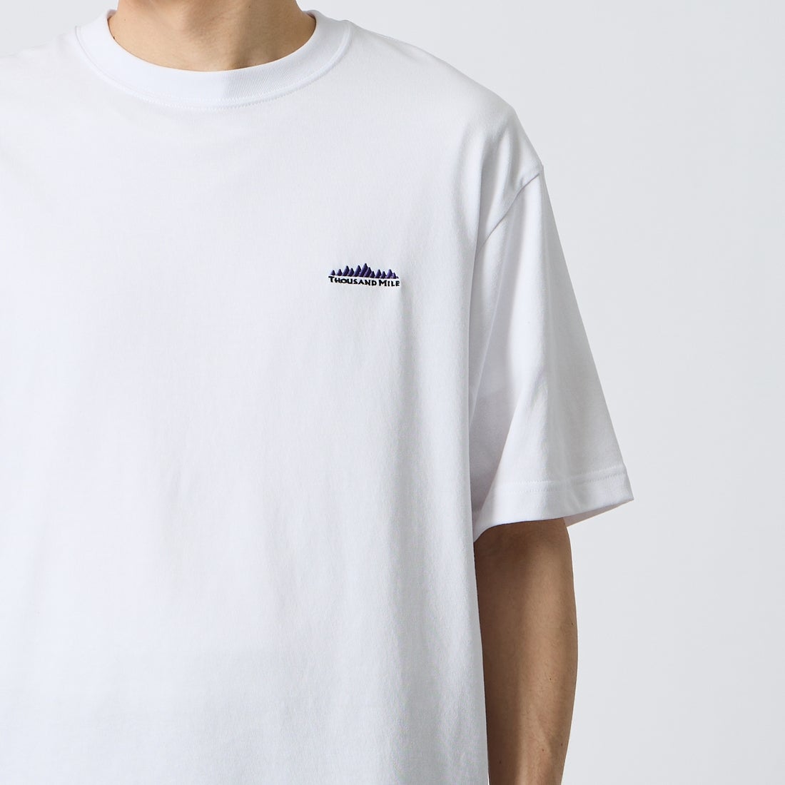 THOUSAND MILE [サウザンド マイル] ヒストリーロゴ バックプリント ショートスリーブTシャツ [TM261TC00480] 01 WHITE &&モデル身長：168cm 着用サイズ：M&&