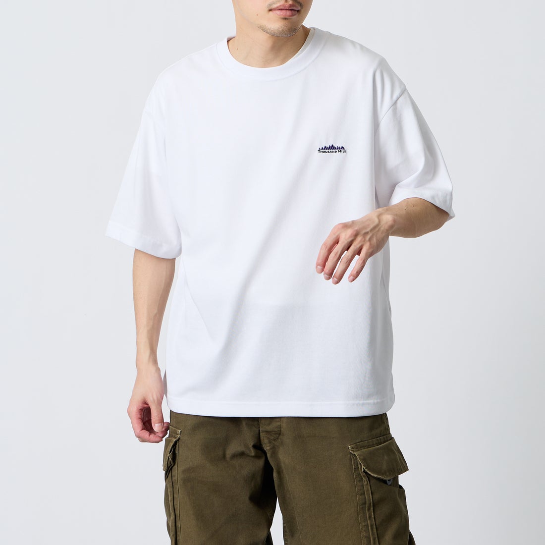 THOUSAND MILE [サウザンド マイル] ブランドロゴ バックプリント ショートスリーブTシャツ [TM261TC00460] 01 WHITE  &&モデル身長：168cm 着用サイズ：L&&