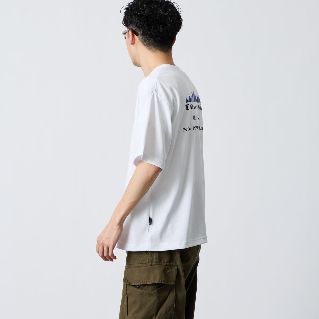THOUSAND MILE [サウザンド マイル] ブランドロゴ バックプリント ショートスリーブTシャツ [TM261TC00460] 01 WHITE  &&モデル身長：168cm 着用サイズ：L&&