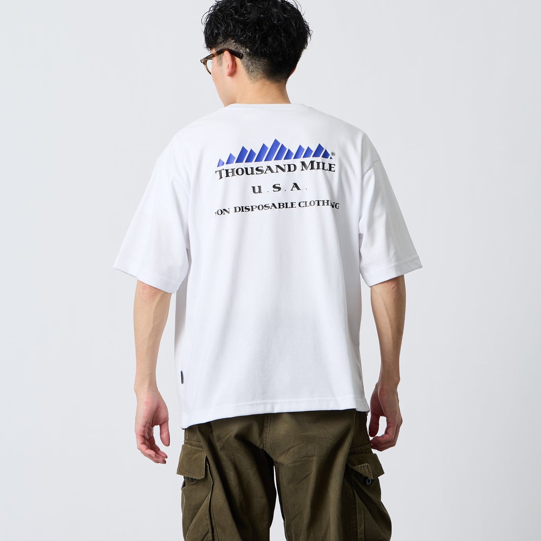 THOUSAND MILE [サウザンド マイル] ブランドロゴ バックプリント ショートスリーブTシャツ [TM261TC00460] 01 WHITE  &&モデル身長：168cm 着用サイズ：L&&