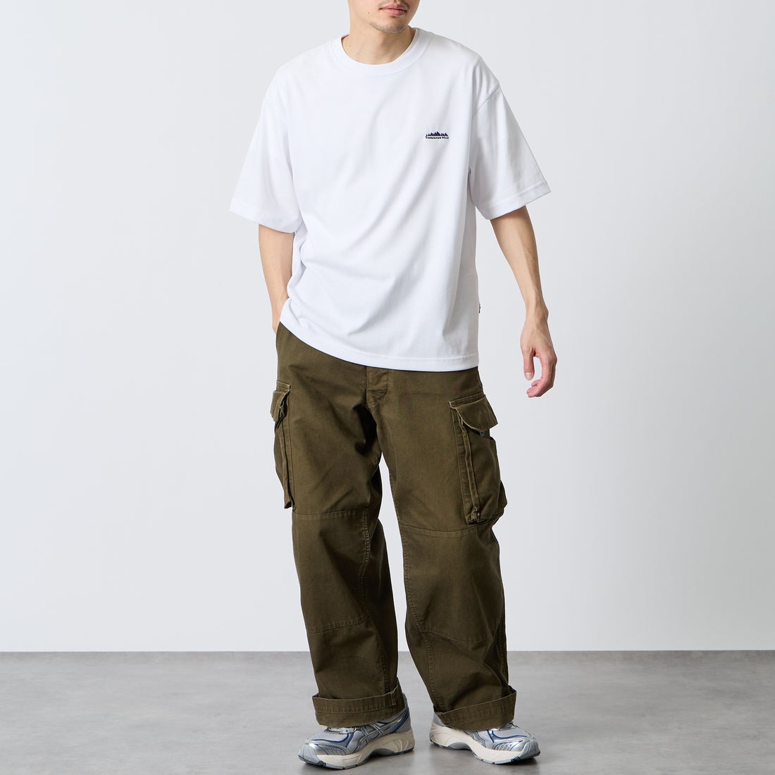 THOUSAND MILE [サウザンド マイル] ブランドロゴ バックプリント ショートスリーブTシャツ [TM261TC00460] 01 WHITE  &&モデル身長：168cm 着用サイズ：L&&