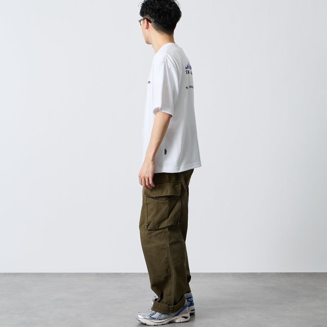 THOUSAND MILE [サウザンド マイル] ブランドロゴ バックプリント ショートスリーブTシャツ [TM261TC00460] 01 WHITE  &&モデル身長：168cm 着用サイズ：L&&
