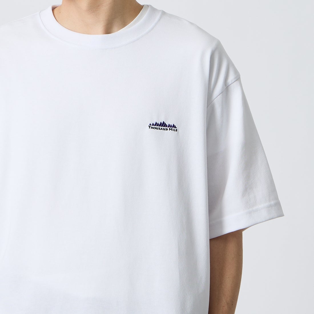 THOUSAND MILE [サウザンド マイル] ブランドロゴ バックプリント ショートスリーブTシャツ [TM261TC00460] 01 WHITE  &&モデル身長：168cm 着用サイズ：L&&