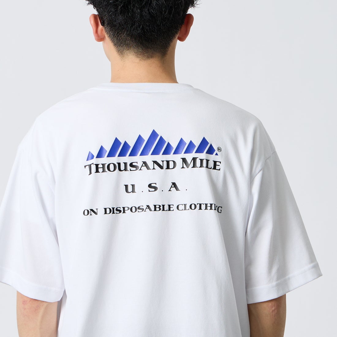 THOUSAND MILE [サウザンド マイル] ブランドロゴ バックプリント ショートスリーブTシャツ [TM261TC00460] 01 WHITE  &&モデル身長：168cm 着用サイズ：L&&