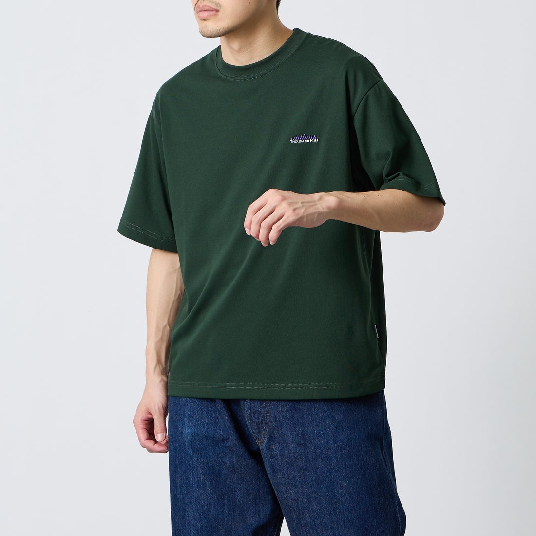 THOUSAND MILE [サウザンド マイル] ブランドロゴ バックプリント ショートスリーブTシャツ [TM261TC00460] 63 GREEN  &&モデル身長：168cm 着用サイズ：M&&
