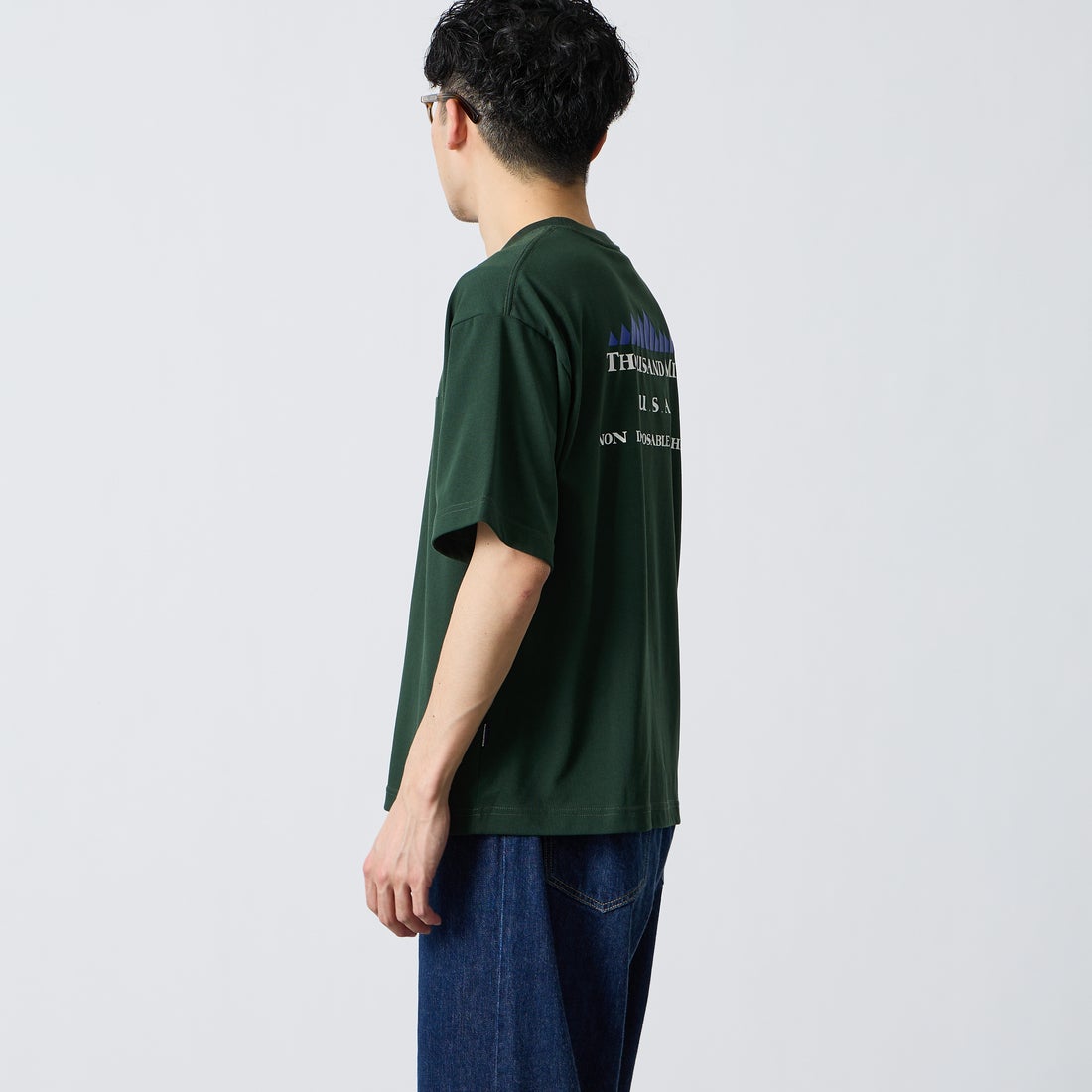 THOUSAND MILE [サウザンド マイル] ブランドロゴ バックプリント ショートスリーブTシャツ [TM261TC00460] 63 GREEN  &&モデル身長：168cm 着用サイズ：M&&