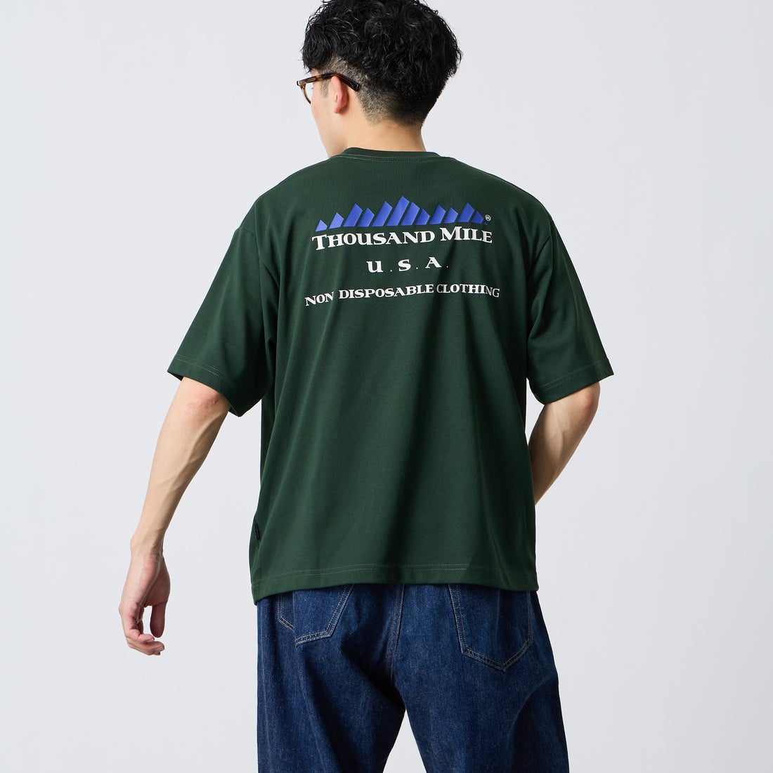 THOUSAND MILE [サウザンド マイル] ブランドロゴ バックプリント ショートスリーブTシャツ [TM261TC00460] 63 GREEN  &&モデル身長：168cm 着用サイズ：M&&