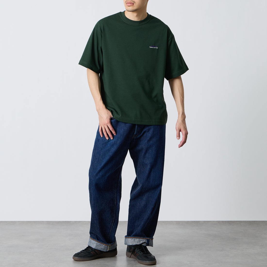 THOUSAND MILE [サウザンド マイル] ブランドロゴ バックプリント ショートスリーブTシャツ [TM261TC00460] 63 GREEN  &&モデル身長：168cm 着用サイズ：M&&