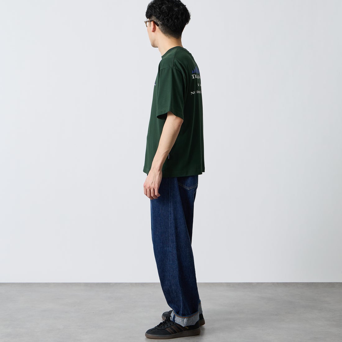 THOUSAND MILE [サウザンド マイル] ブランドロゴ バックプリント ショートスリーブTシャツ [TM261TC00460] 63 GREEN  &&モデル身長：168cm 着用サイズ：M&&