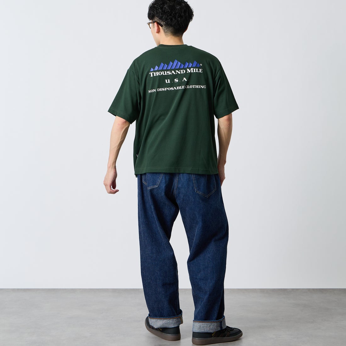 THOUSAND MILE [サウザンド マイル] ブランドロゴ バックプリント ショートスリーブTシャツ [TM261TC00460] 63 GREEN  &&モデル身長：168cm 着用サイズ：M&&