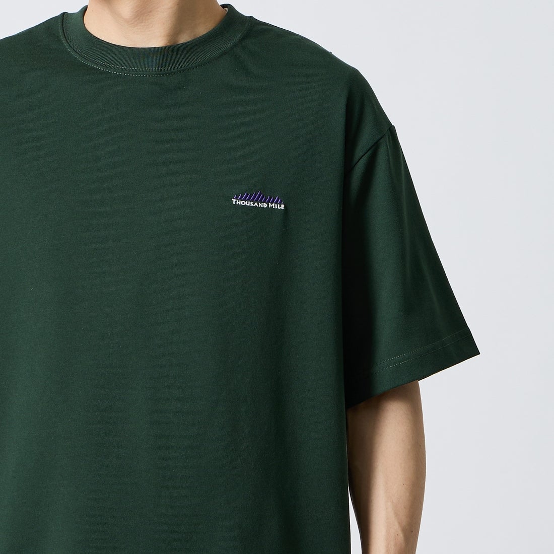 THOUSAND MILE [サウザンド マイル] ブランドロゴ バックプリント ショートスリーブTシャツ [TM261TC00460] 63 GREEN  &&モデル身長：168cm 着用サイズ：M&&