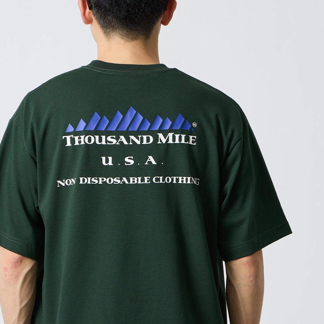 THOUSAND MILE [サウザンド マイル] ブランドロゴ バックプリント ショートスリーブTシャツ [TM261TC00460] 63 GREEN  &&モデル身長：168cm 着用サイズ：M&&