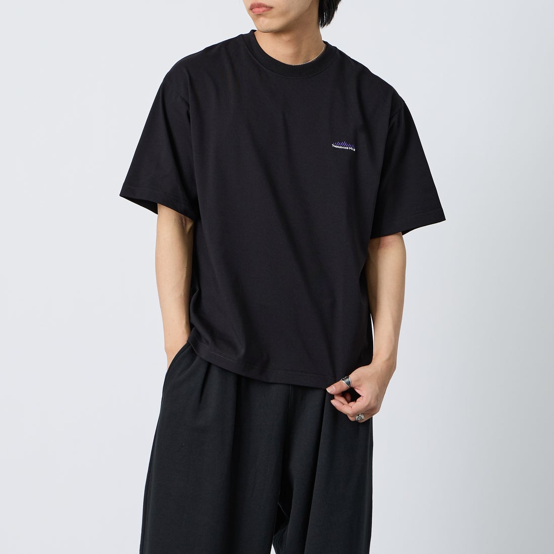 THOUSAND MILE [サウザンド マイル] ブランドロゴ バックプリント ショートスリーブTシャツ [TM261TC00460] 09 BLACK  &&モデル身長：179cm 着用サイズ：L&&