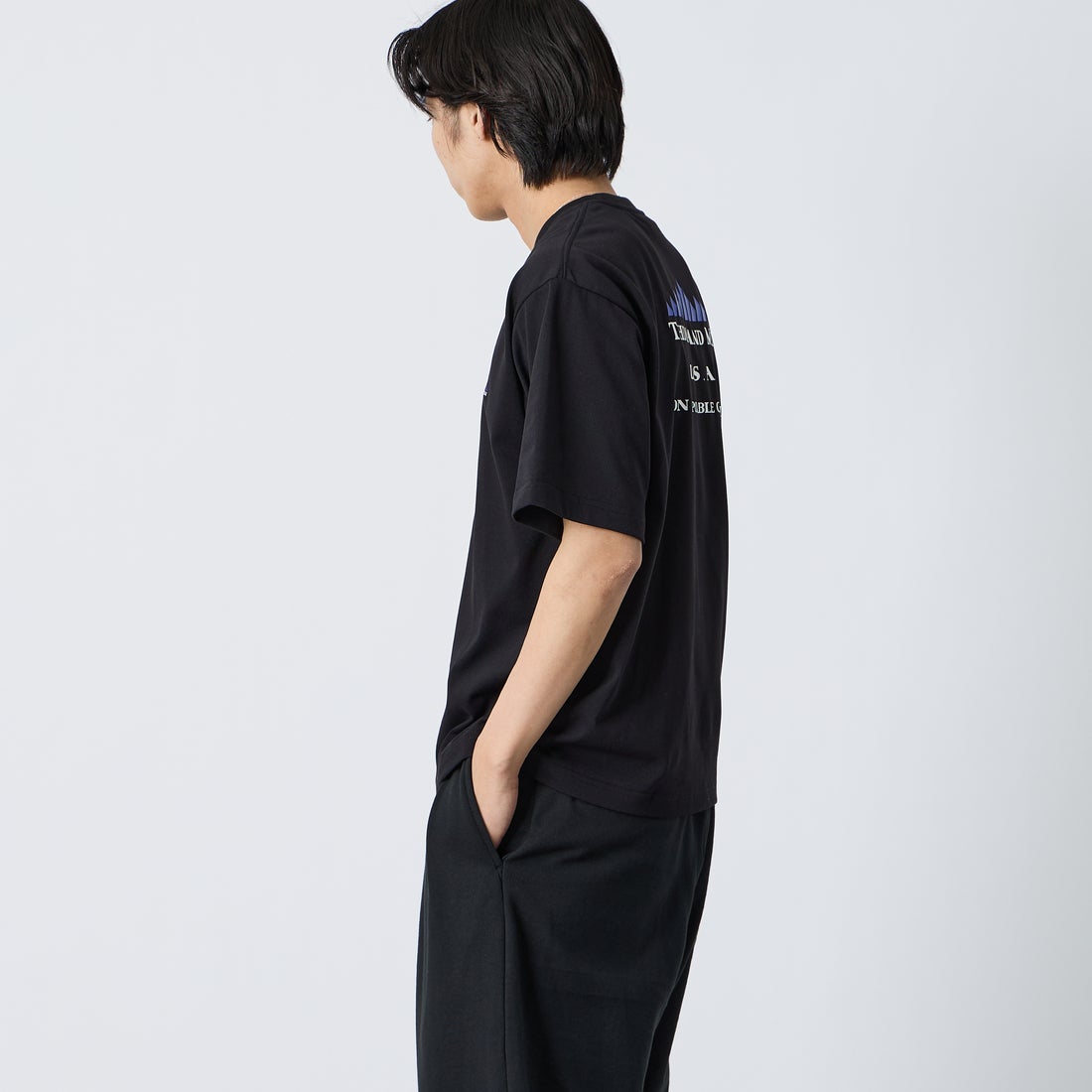 THOUSAND MILE [サウザンド マイル] ブランドロゴ バックプリント ショートスリーブTシャツ [TM261TC00460] 09 BLACK  &&モデル身長：179cm 着用サイズ：L&&