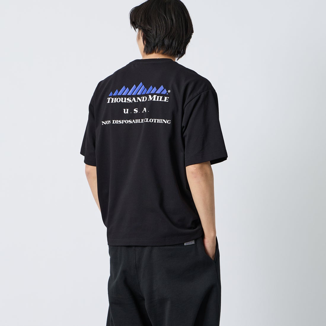 THOUSAND MILE [サウザンド マイル] ブランドロゴ バックプリント ショートスリーブTシャツ [TM261TC00460] 09 BLACK  &&モデル身長：179cm 着用サイズ：L&&