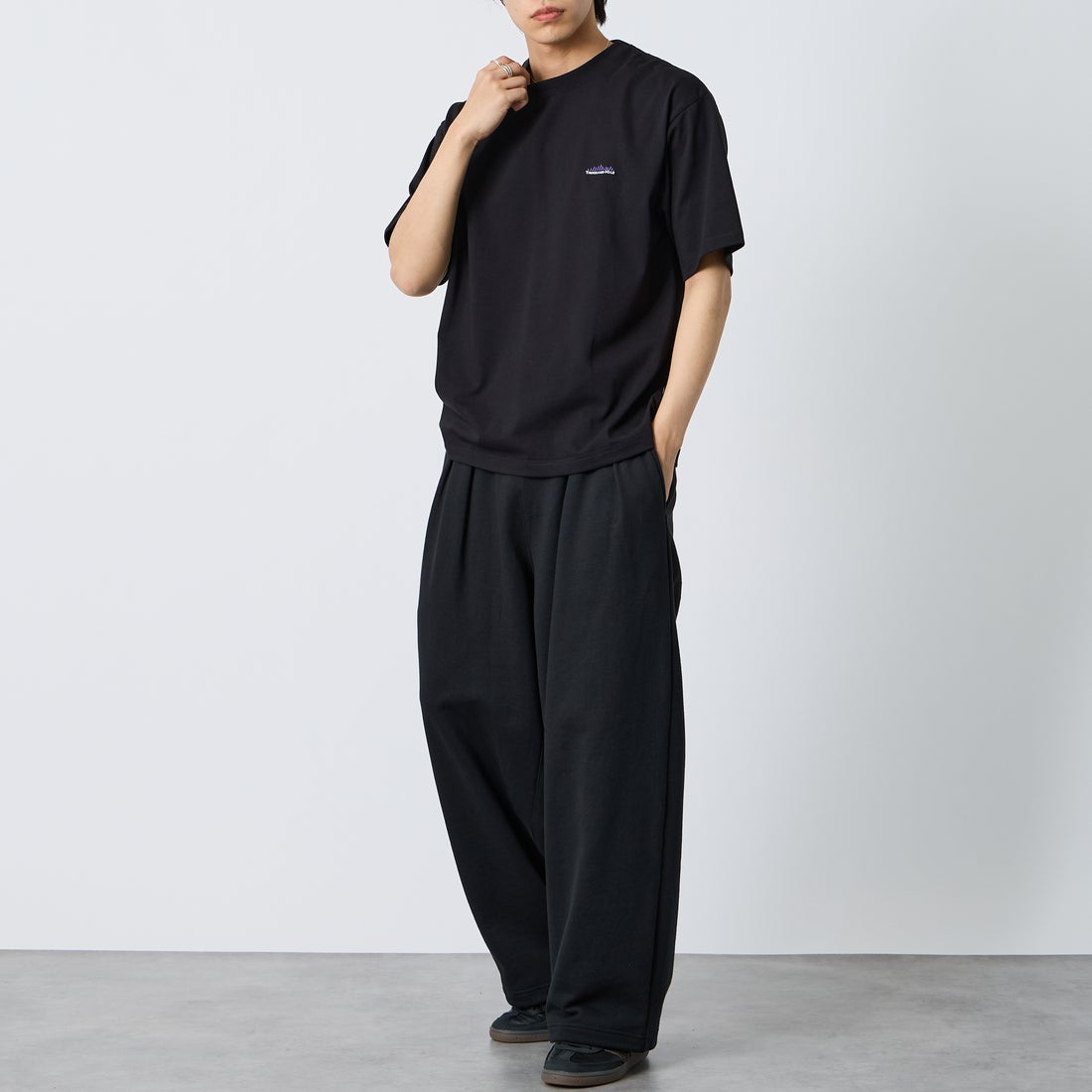 THOUSAND MILE [サウザンド マイル] ブランドロゴ バックプリント ショートスリーブTシャツ [TM261TC00460] 09 BLACK  &&モデル身長：179cm 着用サイズ：L&&