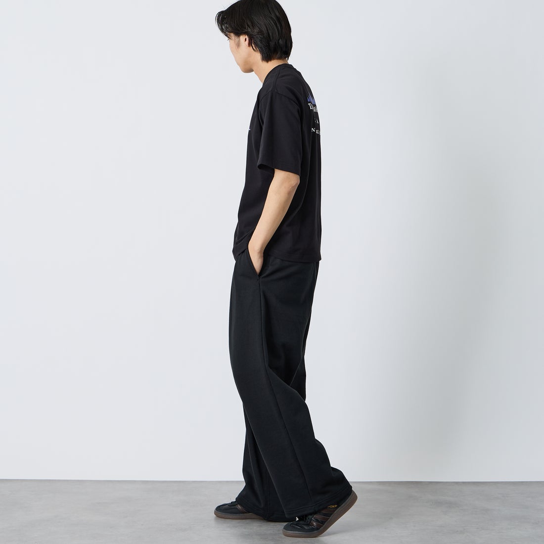 THOUSAND MILE [サウザンド マイル] ブランドロゴ バックプリント ショートスリーブTシャツ [TM261TC00460] 09 BLACK  &&モデル身長：179cm 着用サイズ：L&&