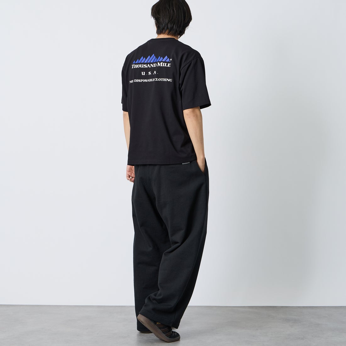 THOUSAND MILE [サウザンド マイル] ブランドロゴ バックプリント ショートスリーブTシャツ [TM261TC00460] 09 BLACK  &&モデル身長：179cm 着用サイズ：L&&