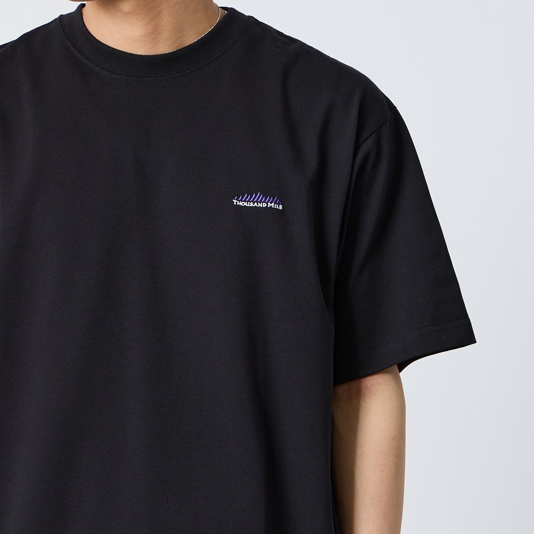 THOUSAND MILE [サウザンド マイル] ブランドロゴ バックプリント ショートスリーブTシャツ [TM261TC00460] 09 BLACK  &&モデル身長：179cm 着用サイズ：L&&