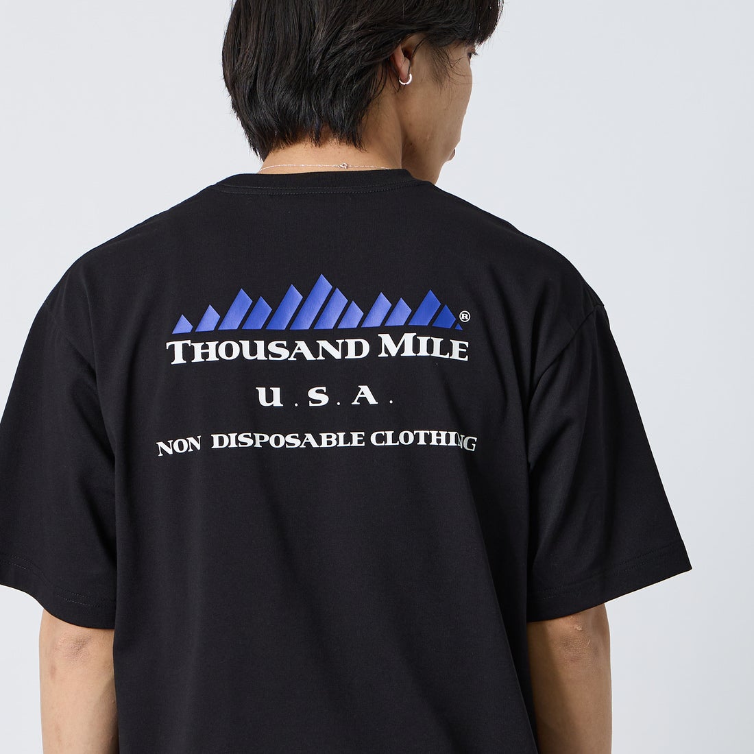 THOUSAND MILE [サウザンド マイル] ブランドロゴ バックプリント ショートスリーブTシャツ [TM261TC00460] 09 BLACK  &&モデル身長：179cm 着用サイズ：L&&