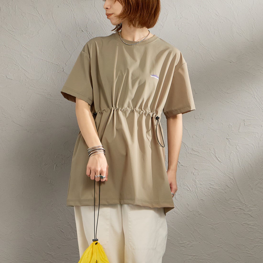 THOUSAND MILE [サウザンド マイル] 別注 ワンポイントロゴ刺繍 ウエストドローコードチュニックTシャツ [TM261NP50792-JF] 27 KHAKI &&モデル身長：158cm 着用サイズ：F&&
