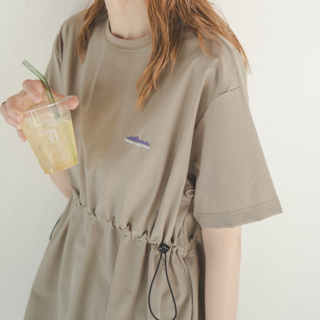 THOUSAND MILE [サウザンド マイル] 別注 ワンポイントロゴ刺繍 ウエストドローコードチュニックTシャツ [TM261NP50792-JF] 27 KHAKI &&モデル身長：167cm 着用サイズ：F&&