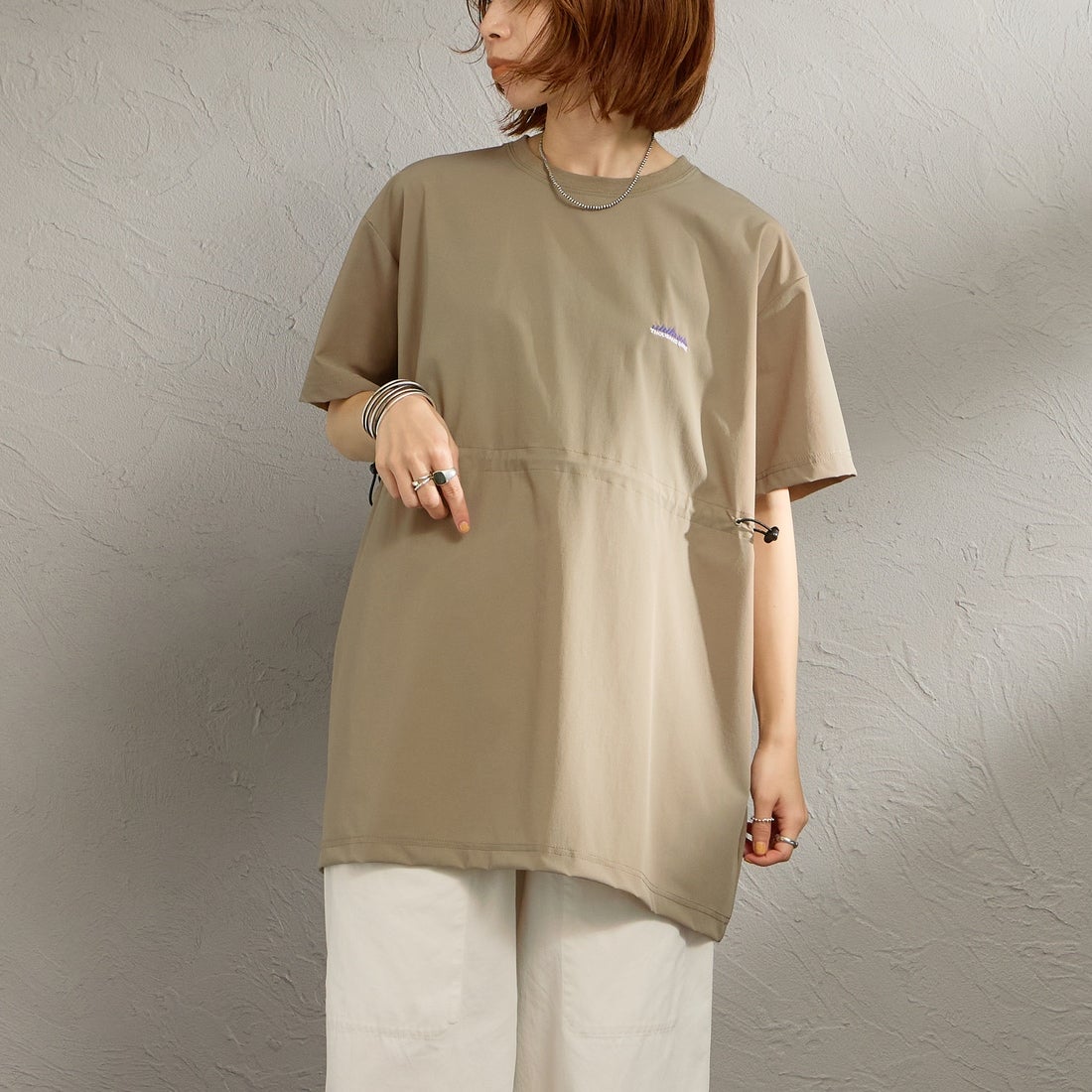 THOUSAND MILE [サウザンド マイル] 別注 ワンポイントロゴ刺繍 ウエストドローコードチュニックTシャツ [TM261NP50792-JF] 27 KHAKI &&モデル身長：158cm 着用サイズ：F&&