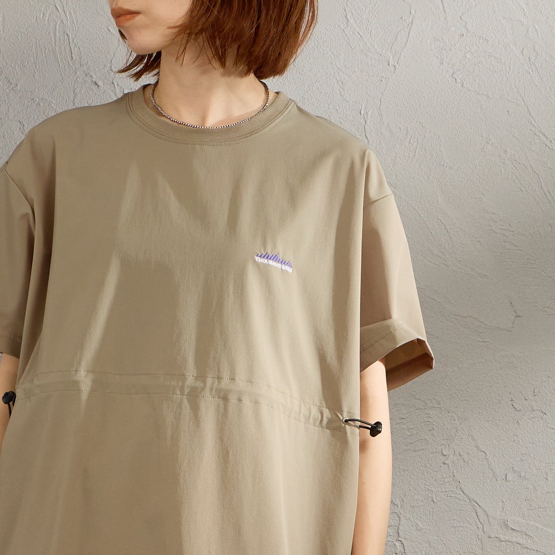 THOUSAND MILE [サウザンド マイル] 別注 ワンポイントロゴ刺繍 ウエストドローコードチュニックTシャツ [TM261NP50792-JF] 27 KHAKI &&モデル身長：158cm 着用サイズ：F&&