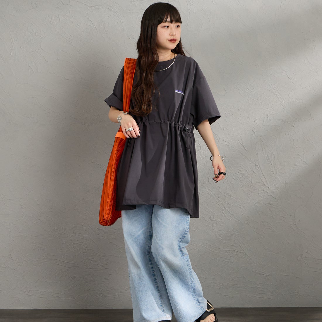 THOUSAND MILE [サウザンド マイル] 別注 ワンポイントロゴ刺繍 ウエストドローコードチュニックTシャツ [TM261NP50792-JF] 19 CHARCOA &&モデル身長：150cm 着用サイズ：F&&