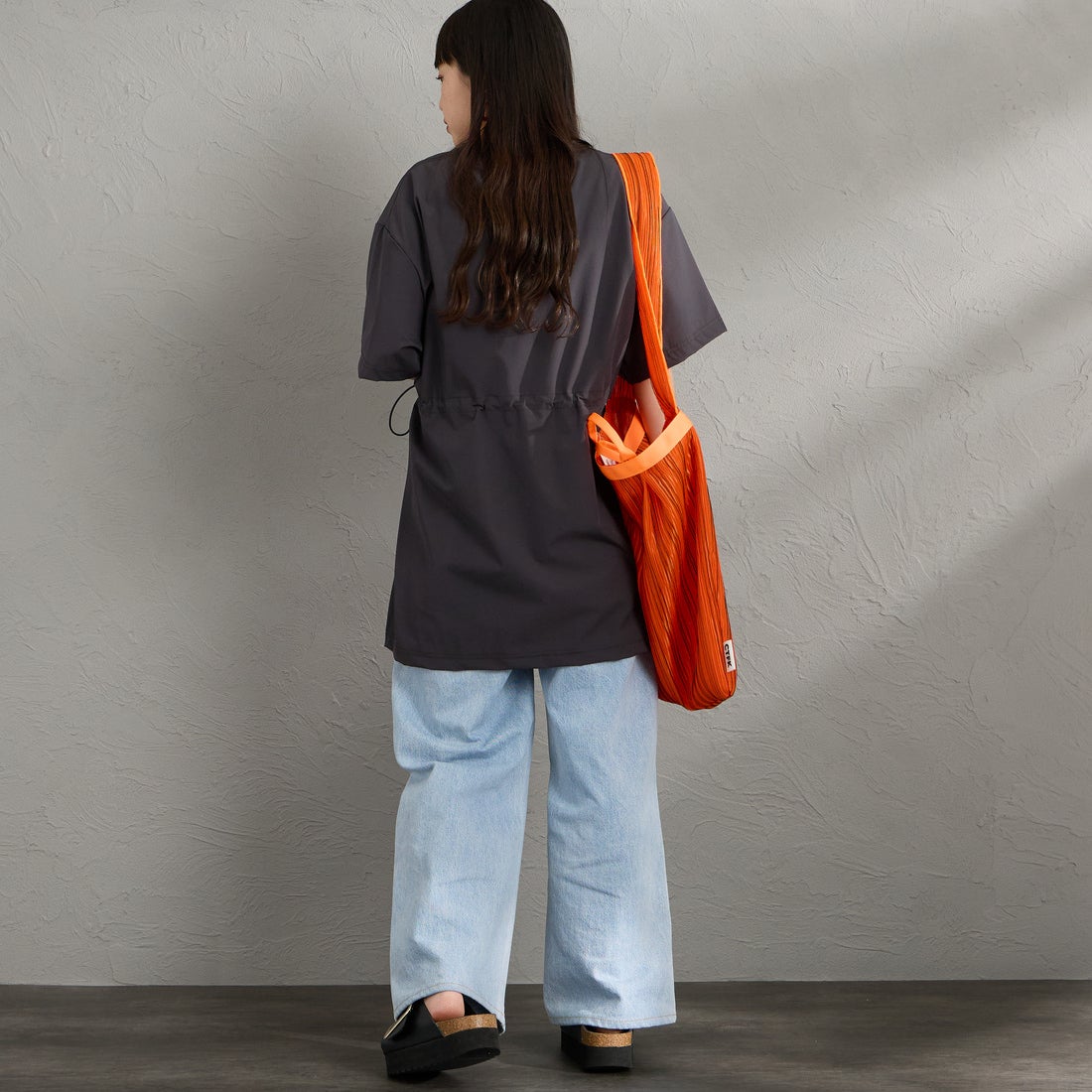 THOUSAND MILE [サウザンド マイル] 別注 ワンポイントロゴ刺繍 ウエストドローコードチュニックTシャツ [TM261NP50792-JF] 19 CHARCOA &&モデル身長：150cm 着用サイズ：F&&