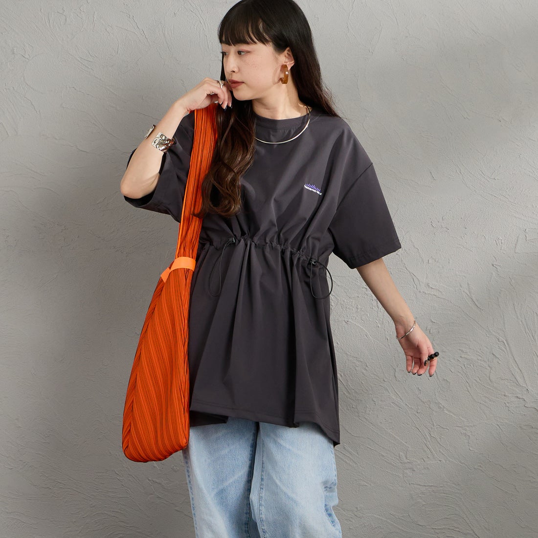 THOUSAND MILE [サウザンド マイル] 別注 ワンポイントロゴ刺繍 ウエストドローコードチュニックTシャツ [TM261NP50792-JF] 19 CHARCOA &&モデル身長：150cm 着用サイズ：F&&