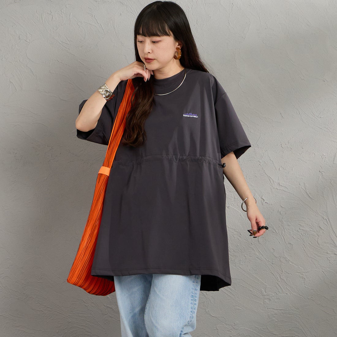 THOUSAND MILE [サウザンド マイル] 別注 ワンポイントロゴ刺繍 ウエストドローコードチュニックTシャツ [TM261NP50792-JF] 19 CHARCOA &&モデル身長：150cm 着用サイズ：F&&