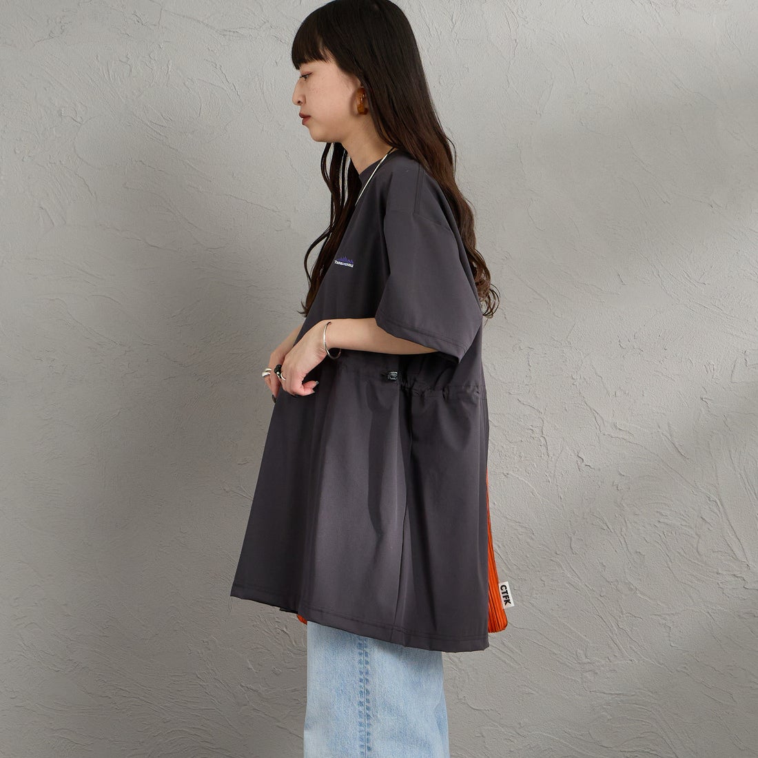 THOUSAND MILE [サウザンド マイル] 別注 ワンポイントロゴ刺繍 ウエストドローコードチュニックTシャツ [TM261NP50792-JF] 19 CHARCOA &&モデル身長：150cm 着用サイズ：F&&