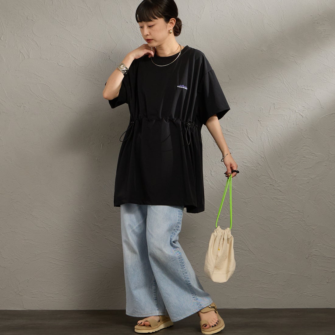 THOUSAND MILE [サウザンド マイル] 別注 ワンポイントロゴ刺繍 ウエストドローコードチュニックTシャツ [TM261NP50792-JF] 09 BLACK &&モデル身長：150cm 着用サイズ：F&&