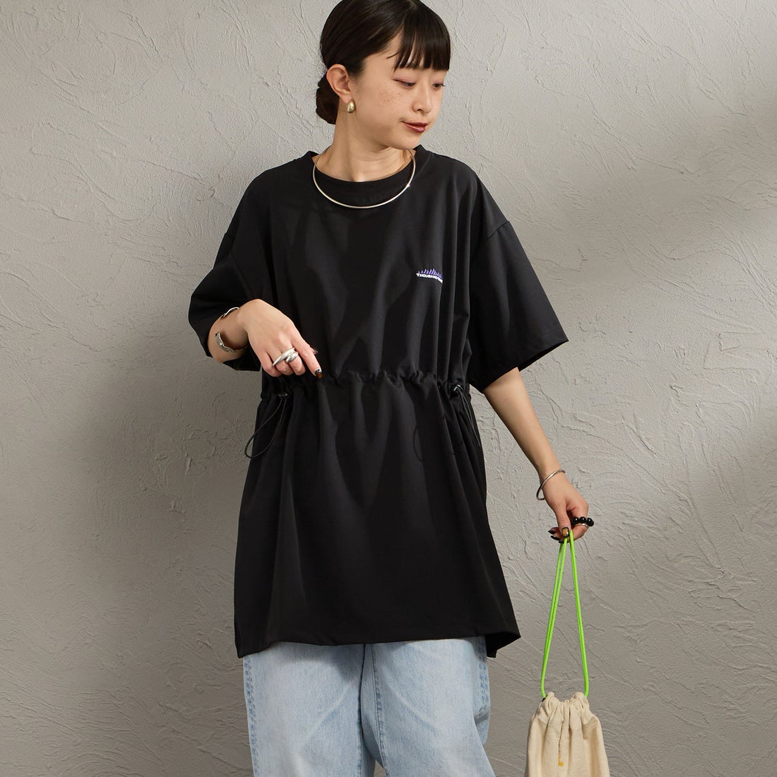 THOUSAND MILE [サウザンド マイル] 別注 ワンポイントロゴ刺繍 ウエストドローコードチュニックTシャツ [TM261NP50792-JF] 09 BLACK &&モデル身長：150cm 着用サイズ：F&&