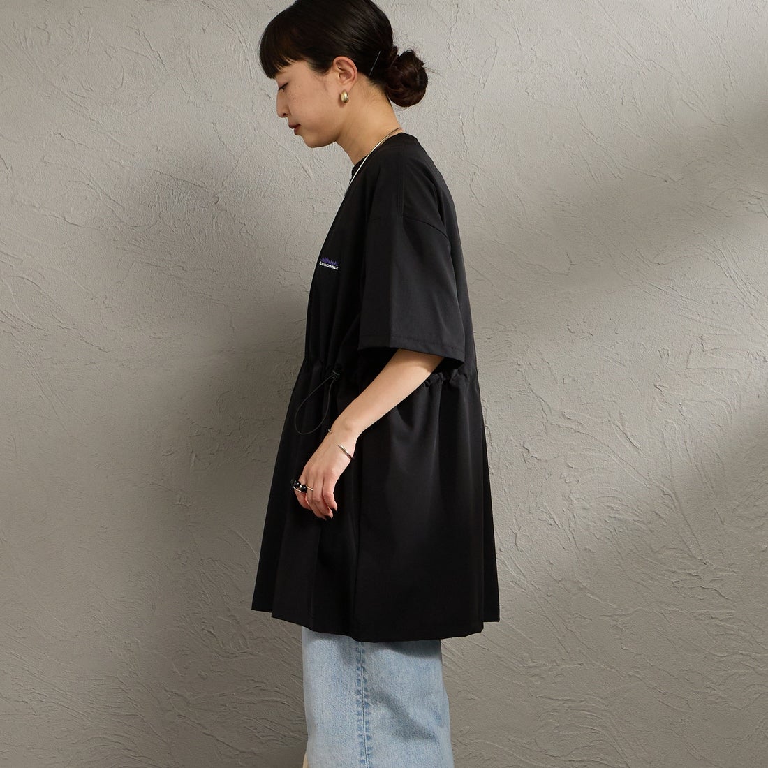 THOUSAND MILE [サウザンド マイル] 別注 ワンポイントロゴ刺繍 ウエストドローコードチュニックTシャツ [TM261NP50792-JF] 09 BLACK &&モデル身長：150cm 着用サイズ：F&&