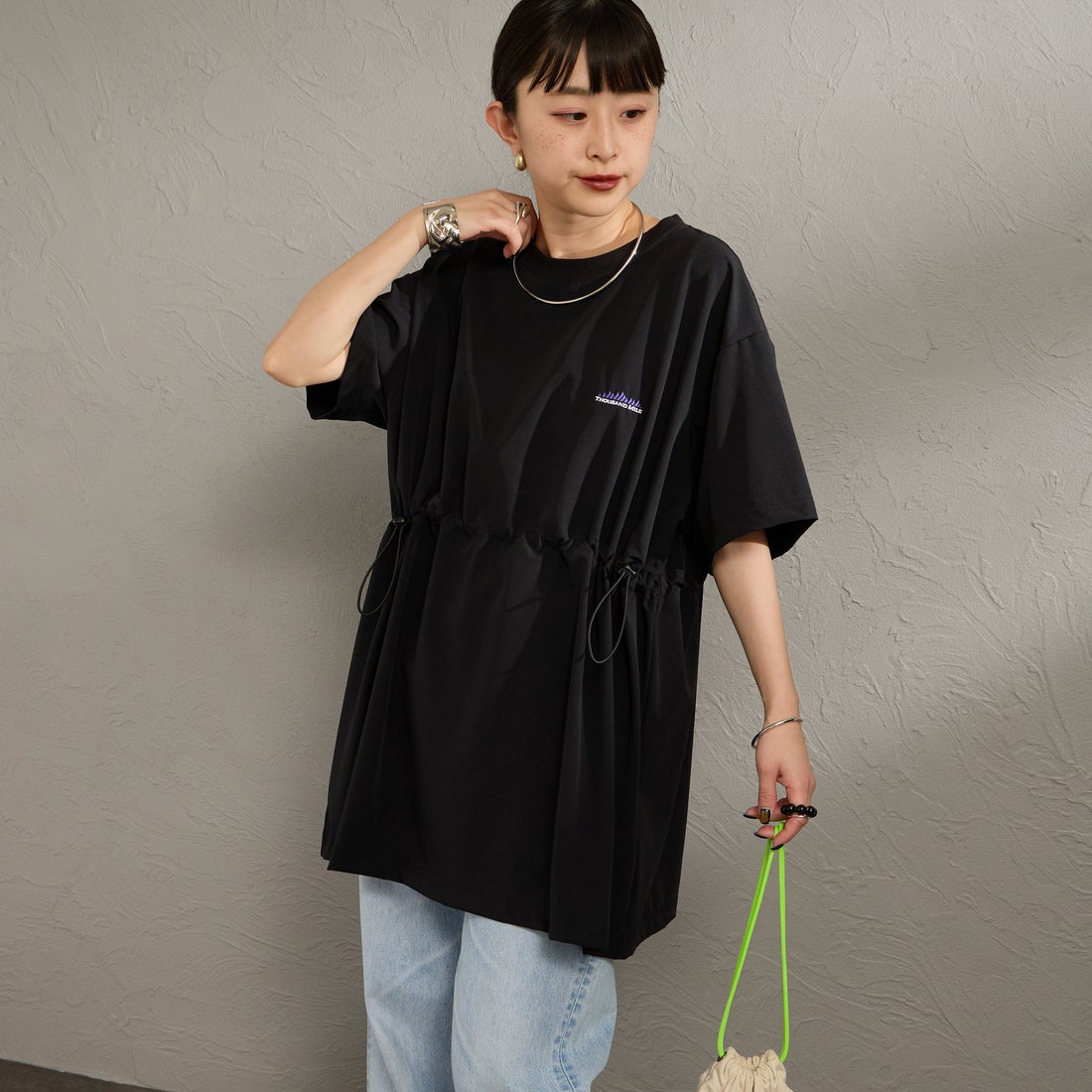 THOUSAND MILE [サウザンド マイル] 別注 ワンポイントロゴ刺繍 ウエストドローコードチュニックTシャツ [TM261NP50792-JF] 09 BLACK &&モデル身長：150cm 着用サイズ：F&&