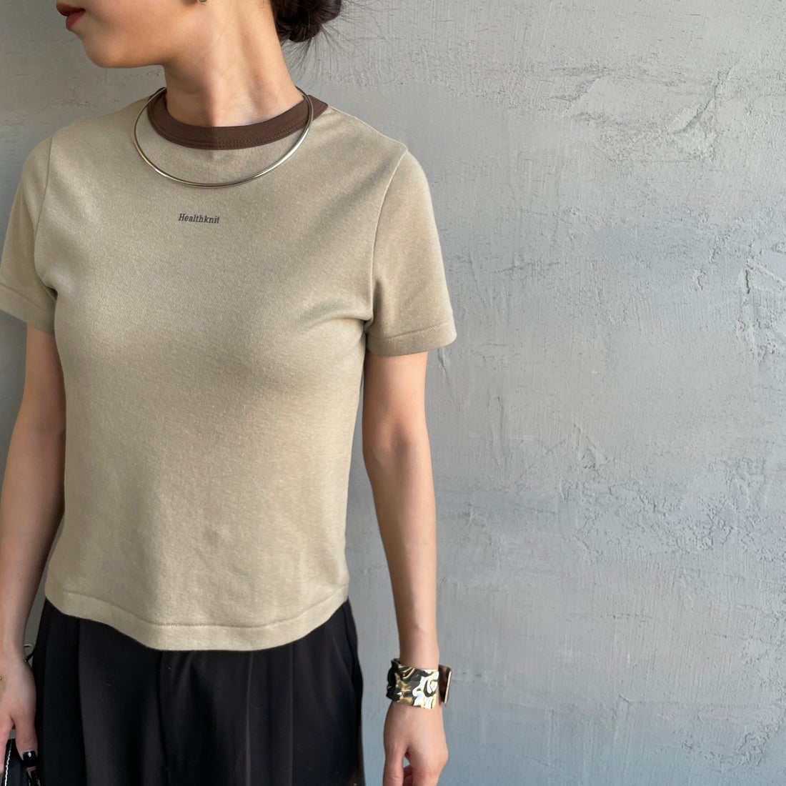 Health knit [ヘルスニット] 別注 ミニロゴ コンパクトTシャツ [HR26S-L312IN-JF] BEIGE &&モデル身長：150cm 着用サイズ：S&&