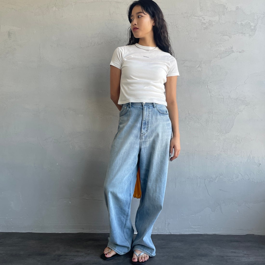 Health knit [ヘルスニット] 別注 ミニロゴ コンパクトTシャツ [HR26S-L312IN-JF] OFF WHITE &&モデル身長：162cm 着用サイズ：S&&