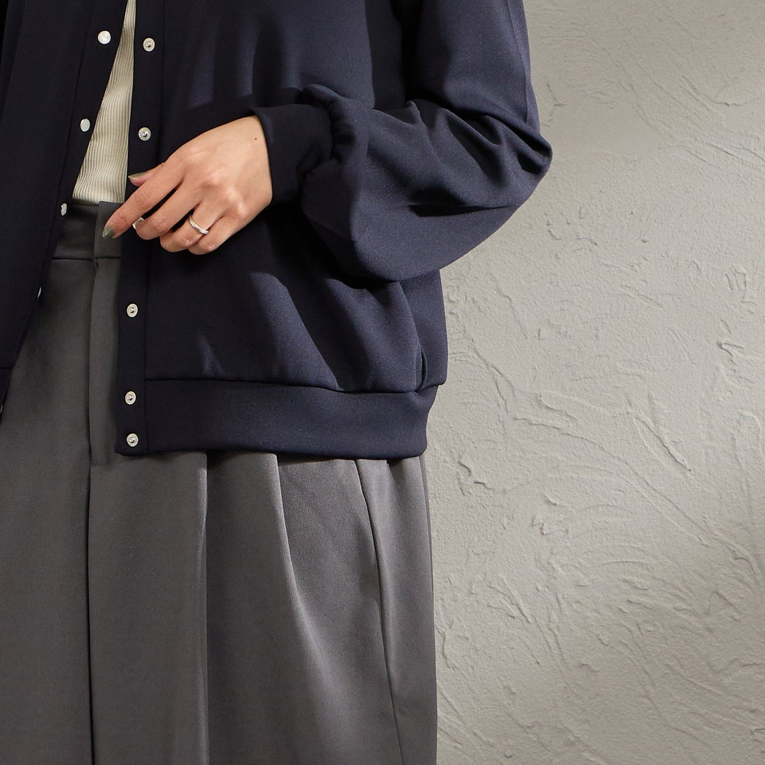 MARMARMAR [マーマーマー] クルーネックカーディガン [1-810071] 77 NAVY &&モデル身長：159cm 着用サイズ：F&&