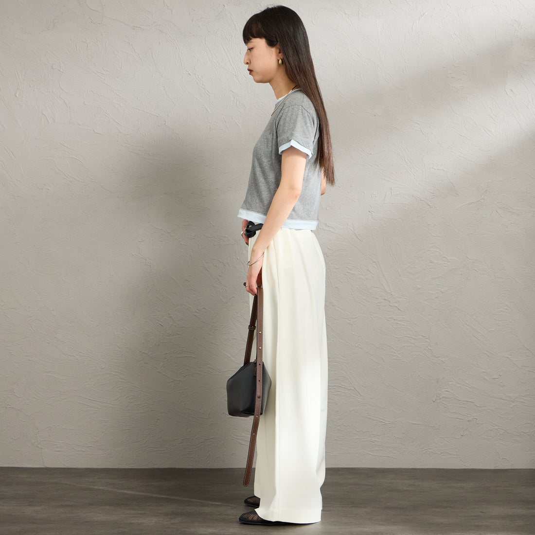 nenom [ネノム] 配色シア―コンパクトTシャツ [NE26322007] 07 GRY/SAX &&モデル身長：150cm 着用サイズ：F&&