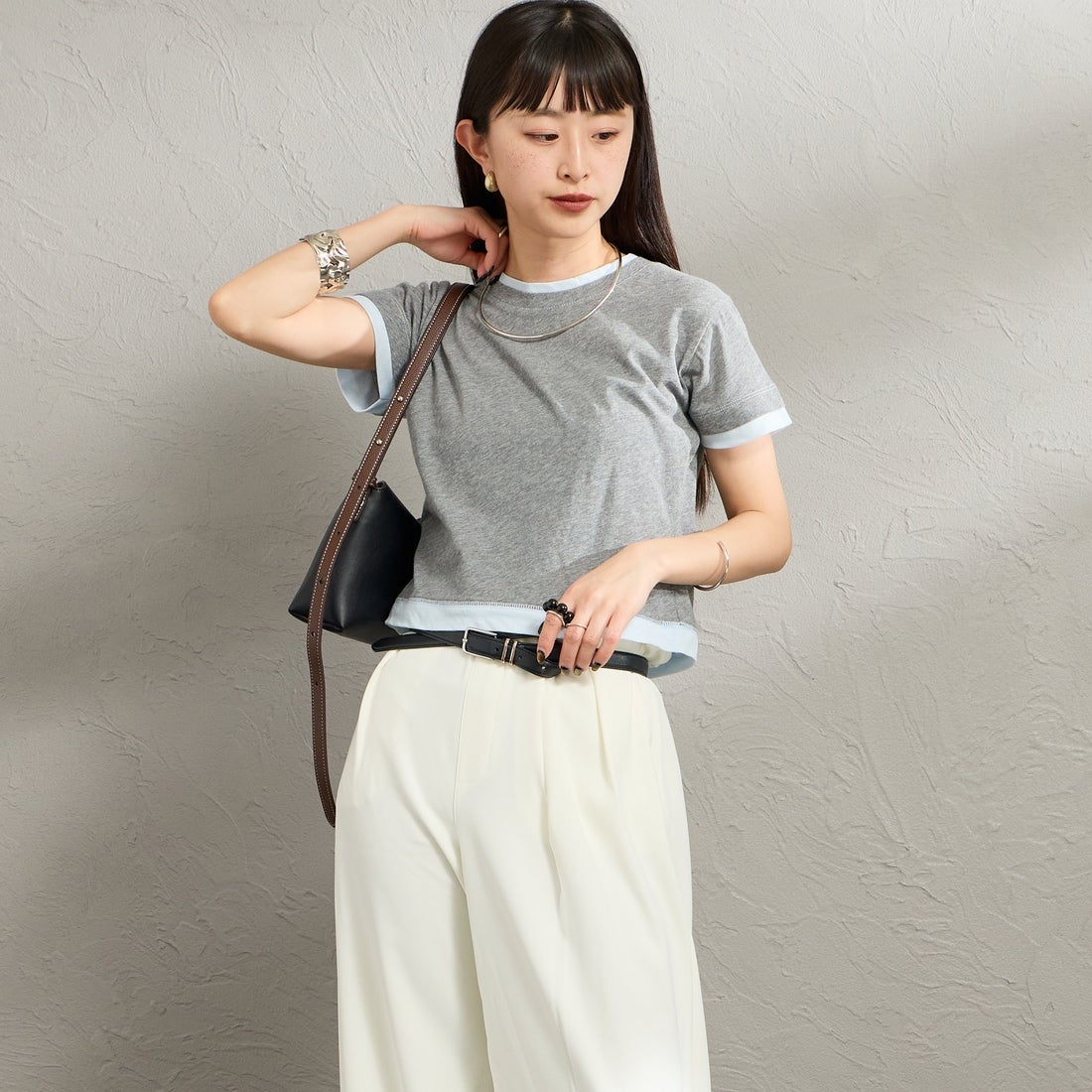 nenom [ネノム] 配色シア―コンパクトTシャツ [NE26322007] 07 GRY/SAX &&モデル身長：150cm 着用サイズ：F&&