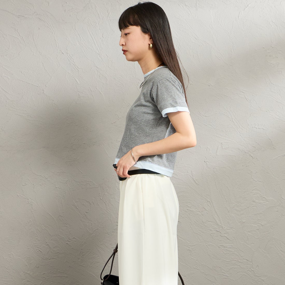 nenom [ネノム] 配色シア―コンパクトTシャツ [NE26322007] 07 GRY/SAX &&モデル身長：150cm 着用サイズ：F&&