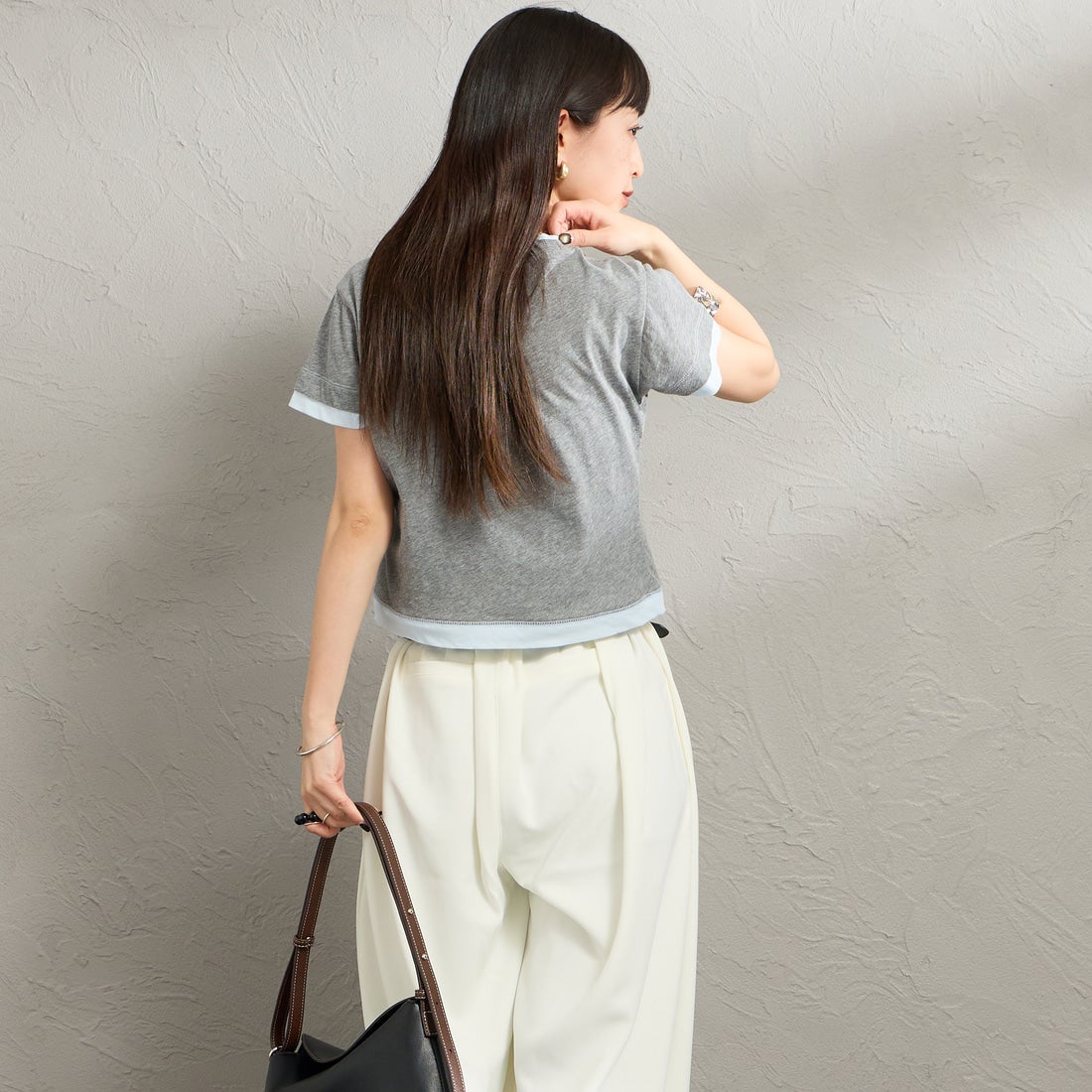 nenom [ネノム] 配色シア―コンパクトTシャツ [NE26322007] 07 GRY/SAX &&モデル身長：150cm 着用サイズ：F&&
