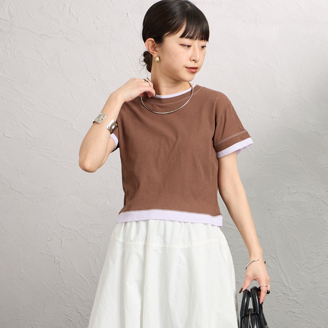 nenom [ネノム] 配色シア―コンパクトTシャツ [NE26322007] 28 BRN/PPL &&モデル身長：150cm 着用サイズ：F&&