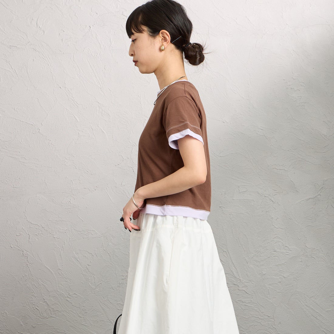 nenom [ネノム] 配色シア―コンパクトTシャツ [NE26322007] 28 BRN/PPL &&モデル身長：150cm 着用サイズ：F&&