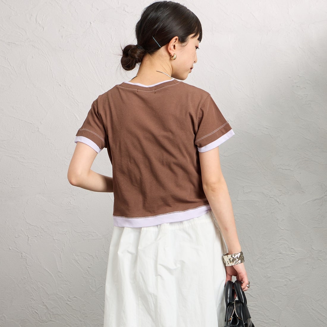 nenom [ネノム] 配色シア―コンパクトTシャツ [NE26322007] 28 BRN/PPL &&モデル身長：150cm 着用サイズ：F&&