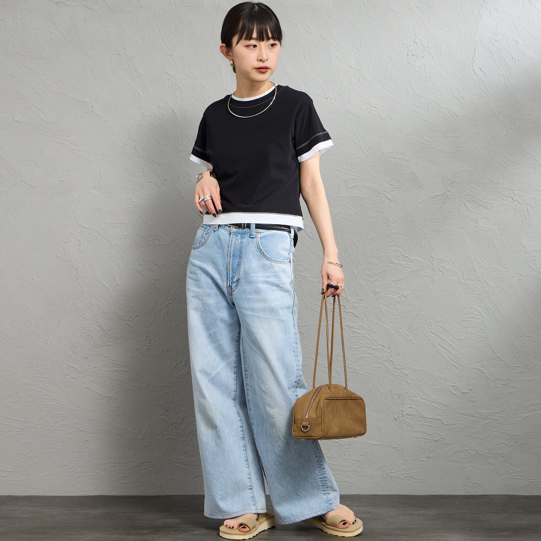 nenom [ネノム] 配色シア―コンパクトTシャツ [NE26322007] 09 BLK/OFF &&モデル身長：150cm 着用サイズ：F&&